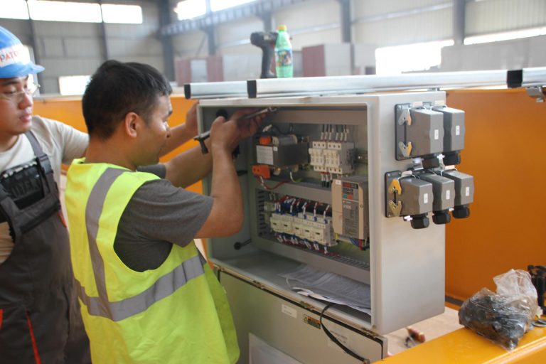 Crane electrical cabinet commissioning